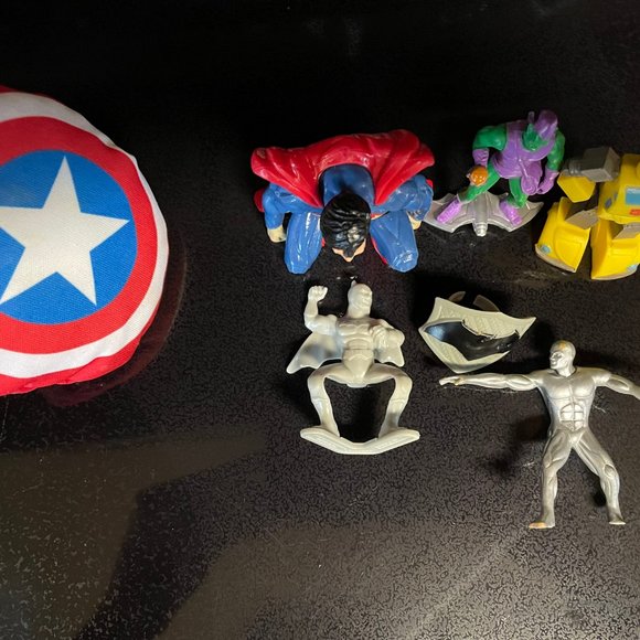 Bundle of 7 Super Hero items - Picture 2 of 5